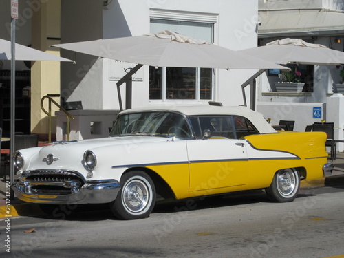 Fototapeta Naklejka Na Ścianę i Meble -  American vintage car in Miami