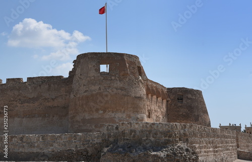 Bahrain-Fort mit Flagge auf dem runden Eckturm photo