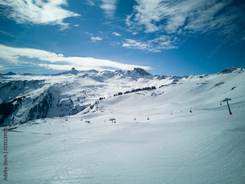 Skilift im Skigebiet Flumserberg, Schweiz. Blauer Himmel, Weisse Berge. Alpen. Skilift im Skigebiet Flumserberg, Schweiz. Blauer Himmel, Weisse Berge. Alpen.