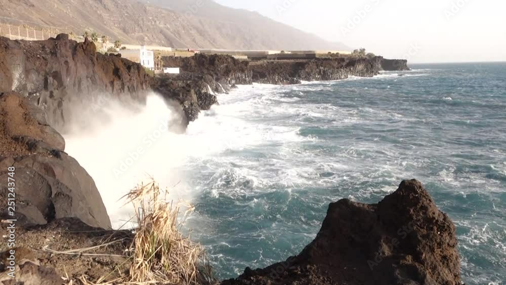 tosende Brandung an der Felsküste bei Puerto Naos, La Palma, Kanarische Inseln, Spanien