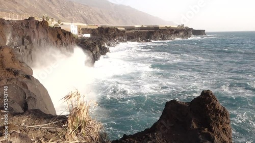 tosende Brandung an der Felsküste bei Puerto Naos, La Palma, Kanarische Inseln, Spanien photo