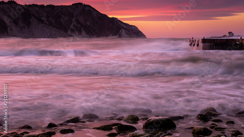 Colori del tramonto sul mare in tempesta photo