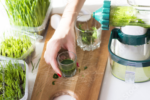 Photos Make wheatgrass juice from raw plant at home, detox for healthy life