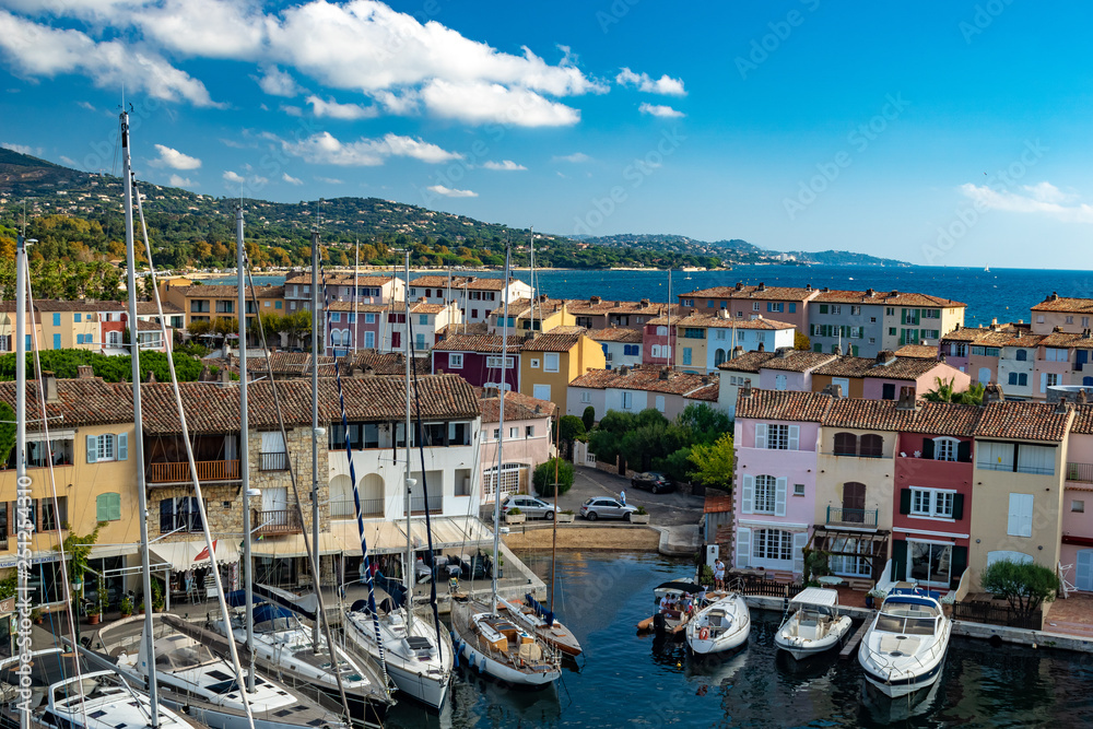Blick über Port Grimaud mit Segelboten und Häusern an der Ccote d´azur in der Provence Südfrankreich - obrazy, fototapety, plakaty 