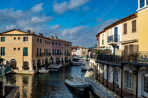 Boote auf einem Kanal in Port Grimaud an der Cote d´azur in der Provence Südfrankreich