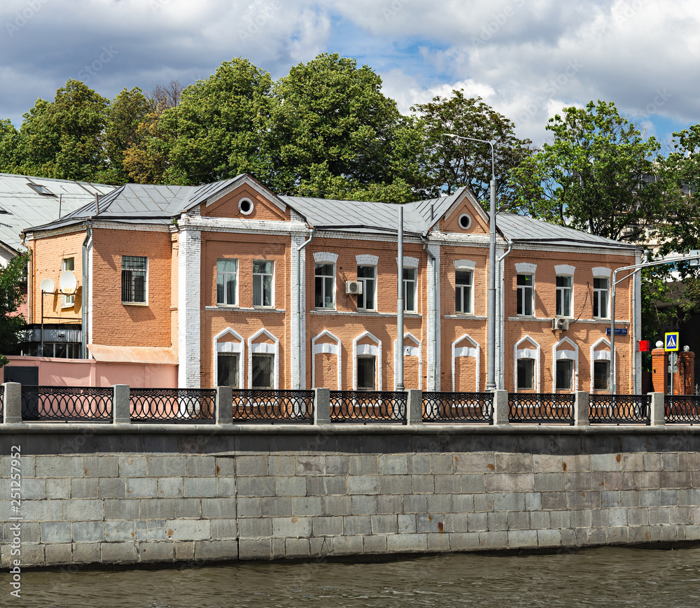 House on the Luzhnetskaya embankment, a sample of Russian architecture ...