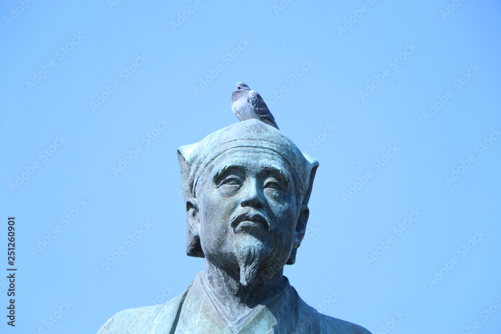 銅像と鳥