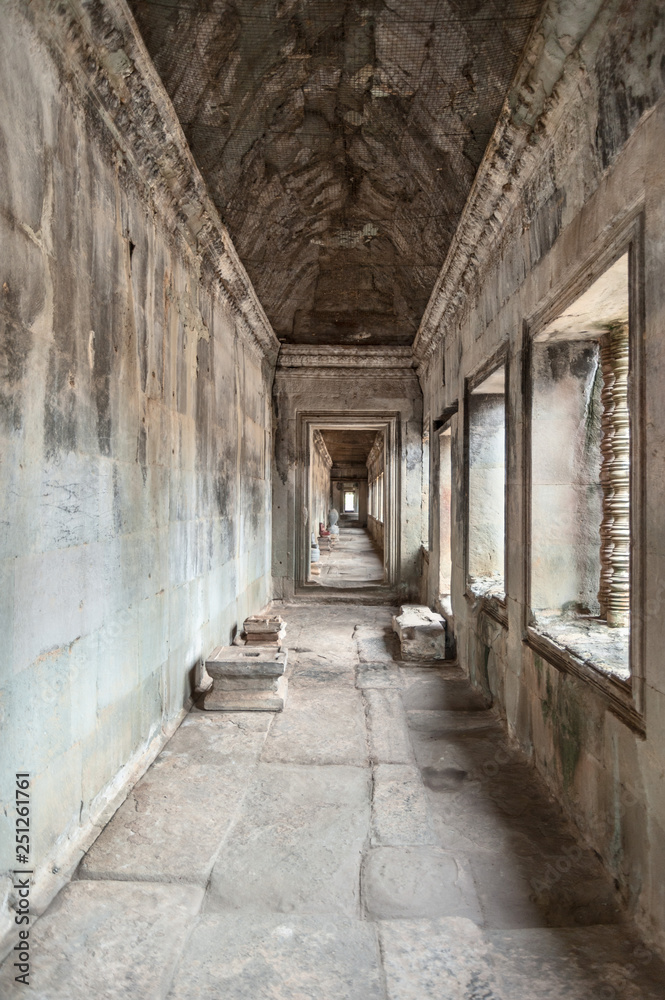 Obraz premium Hallway Inside Angkor Wat