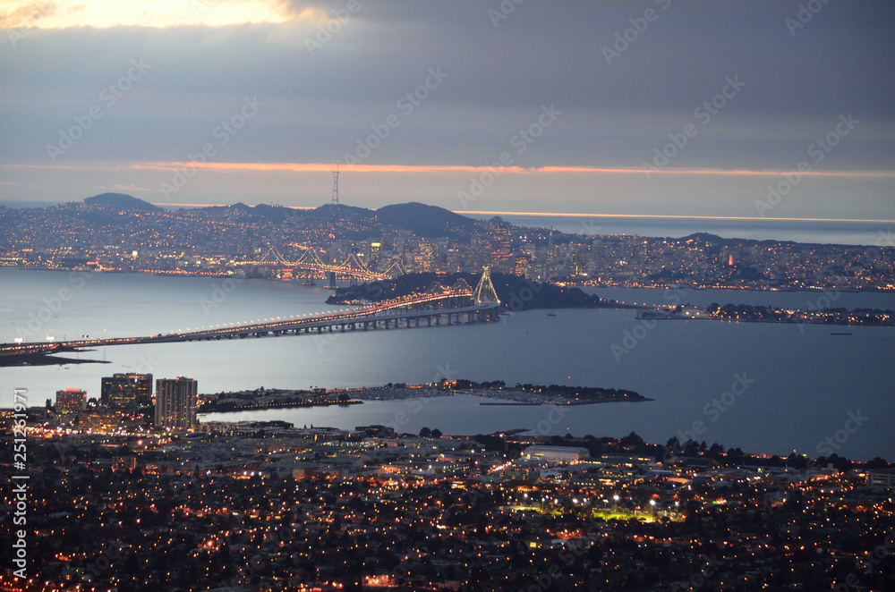 Fototapeta premium sunset on san francisco bay with panoramic view of the city