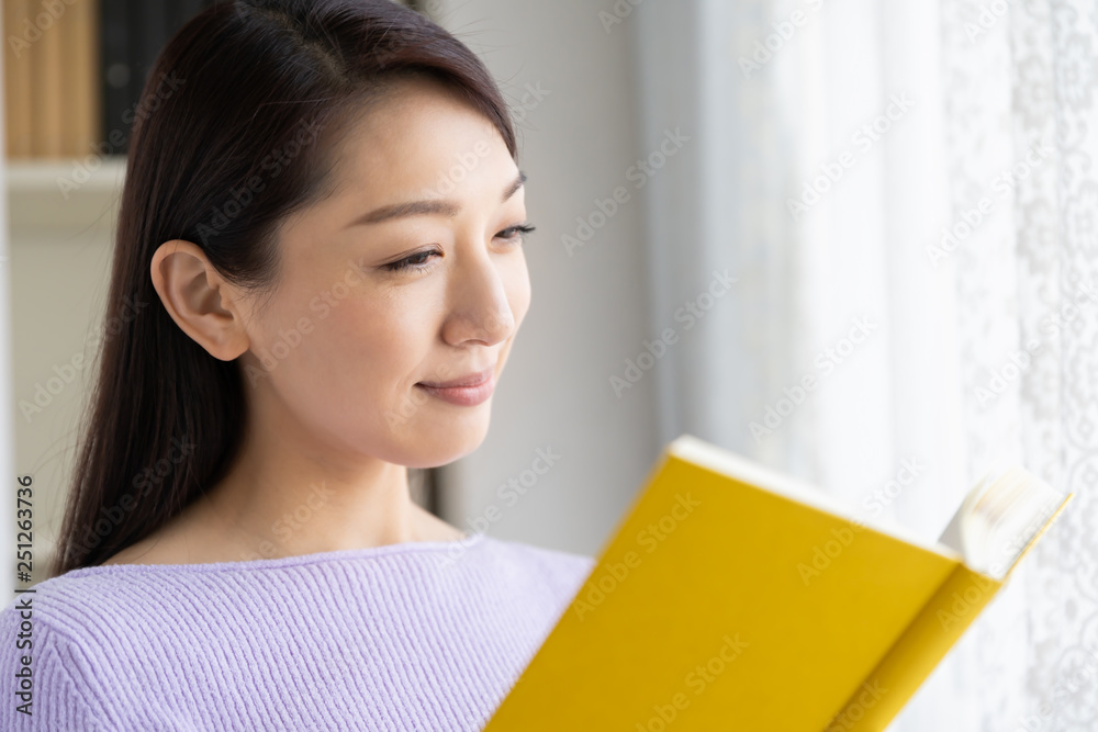 本を読む女性