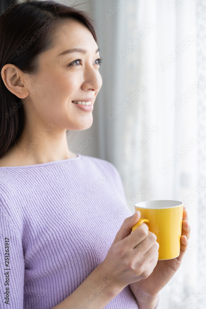 部屋でリラックスする女性　飲み物