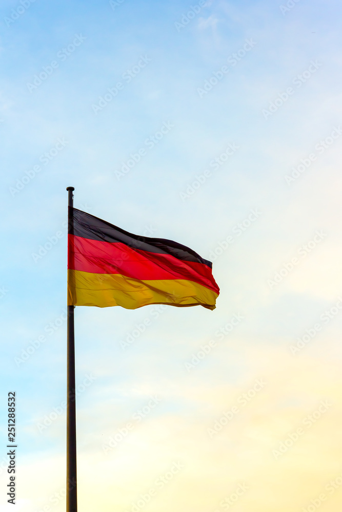 Die Deutschlandflagge an einem Mast Die Deutschlandflagge an einem Mast