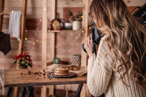 Female food photographer wo...