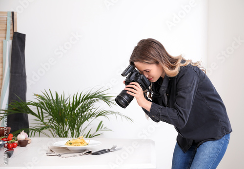 Female food photographer wo...