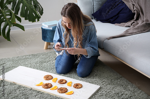 Female food photographer wi...