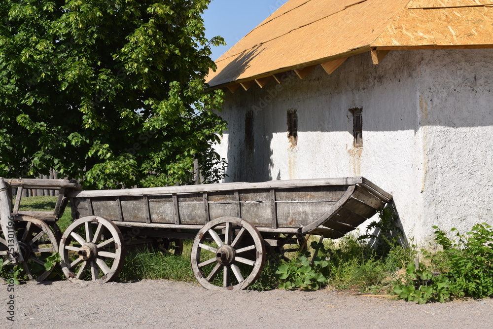 Obraz premium Wooden old cart with a barrel