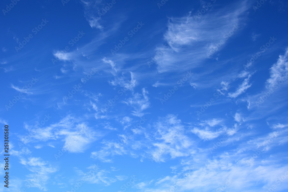 Schleierwolken und blauer Himmel - Hintergrund Schleierwolken und blauer Himmel - Hintergrund
