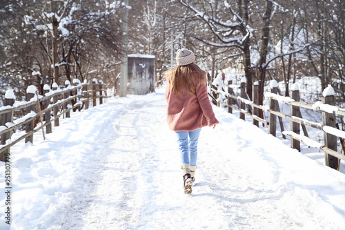 Beautiful woman at snowy re...