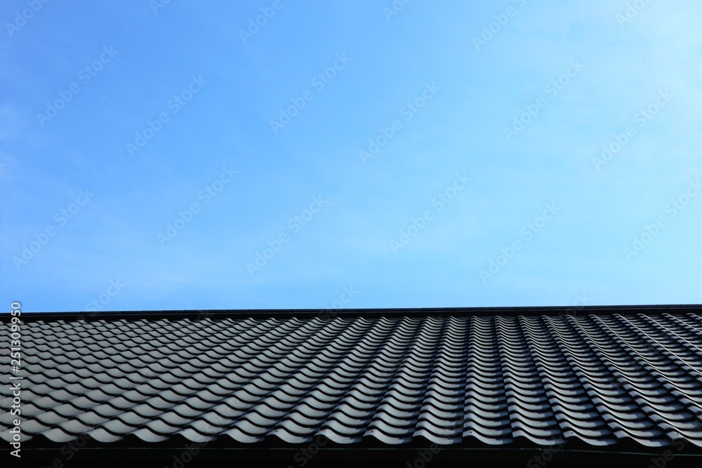 青空と黒い屋根