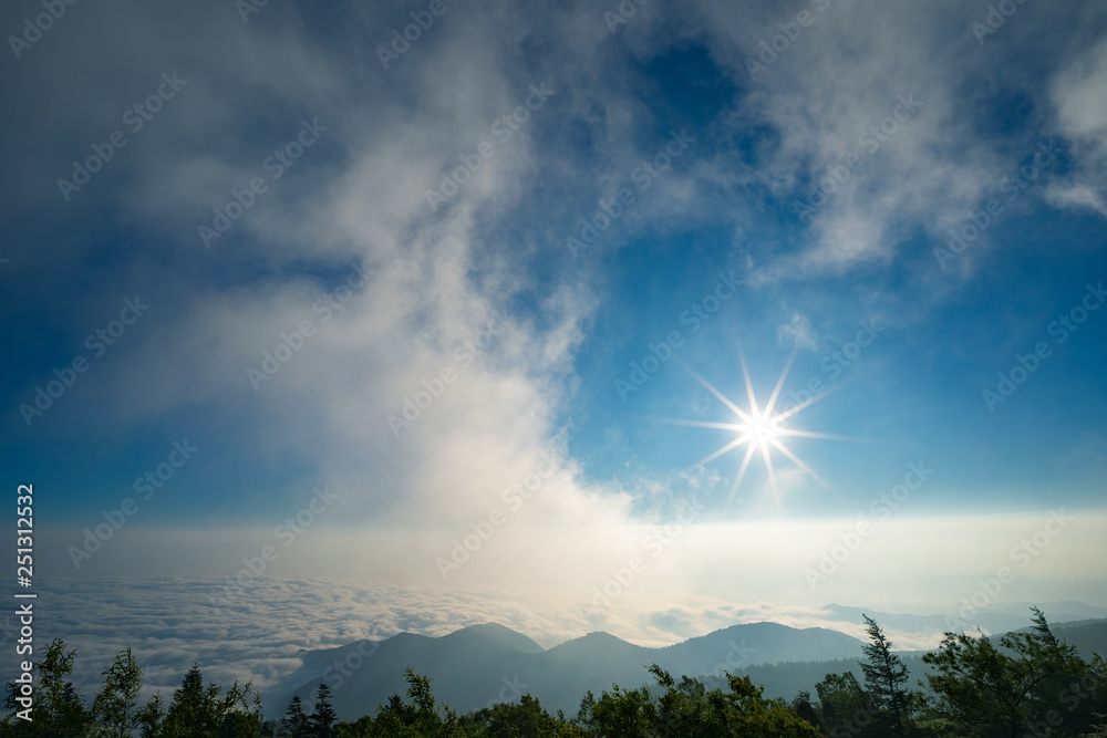 Fototapeta premium 美ヶ原高原の日の出と雲海