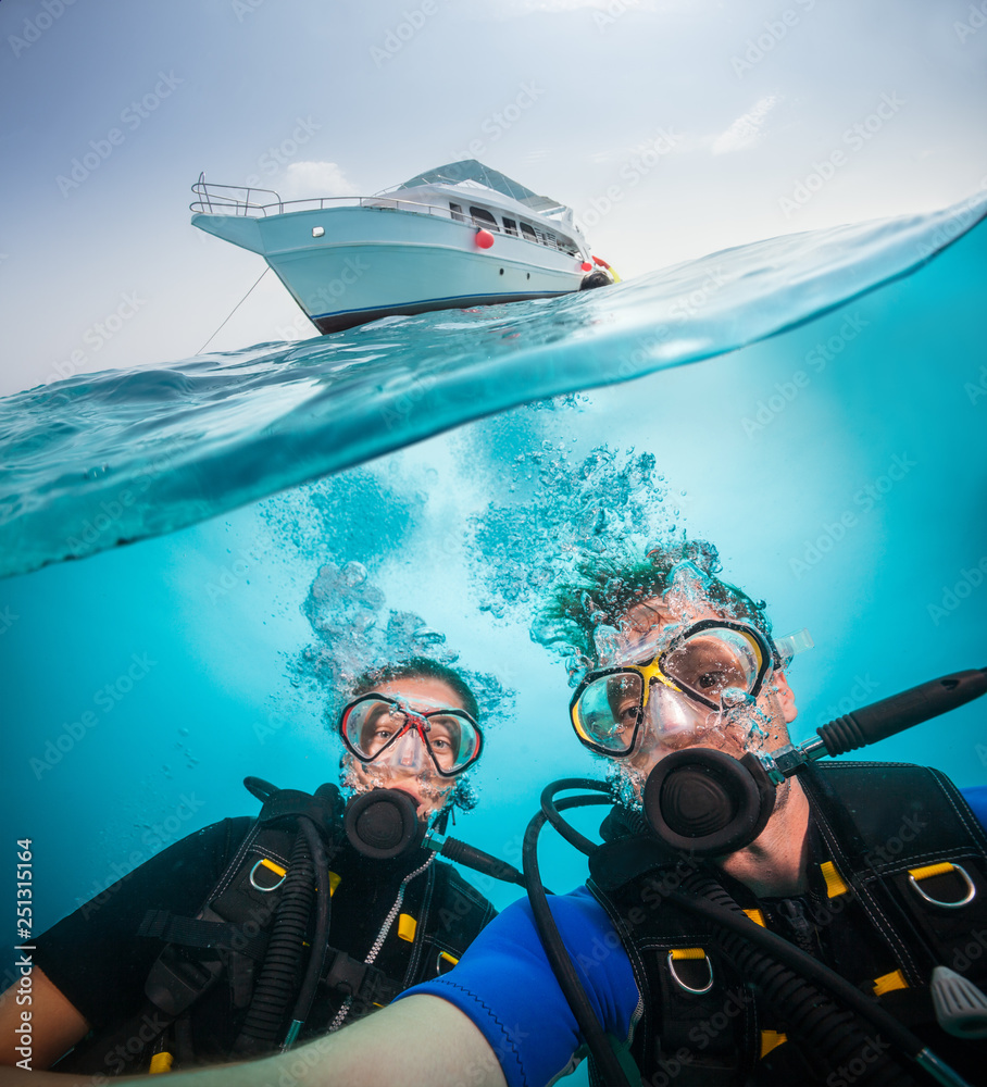 Φωτογραφία Split photography of yacht, woman and man diver