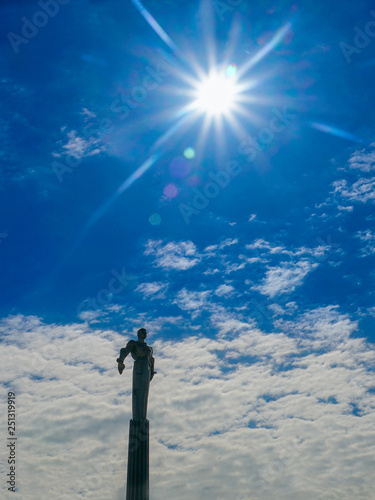 Foto Monument to the first cosmonaut Yuri Gagarin, lit by a bright sun, Moscow