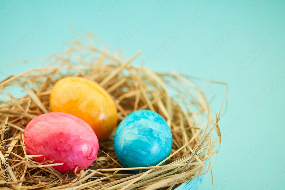 Bunte Eier zu Ostern im Nest als Dekoration Bunte Eier zu Ostern im Nest als Dekoration