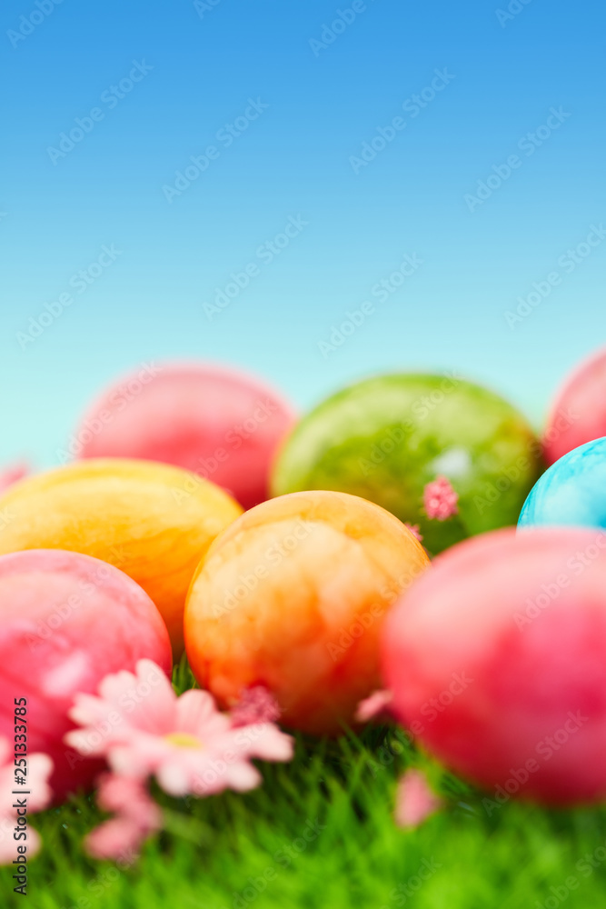 Bunte Ostereier auf Wiese zu Ostern Stock Photo | Adobe Stock