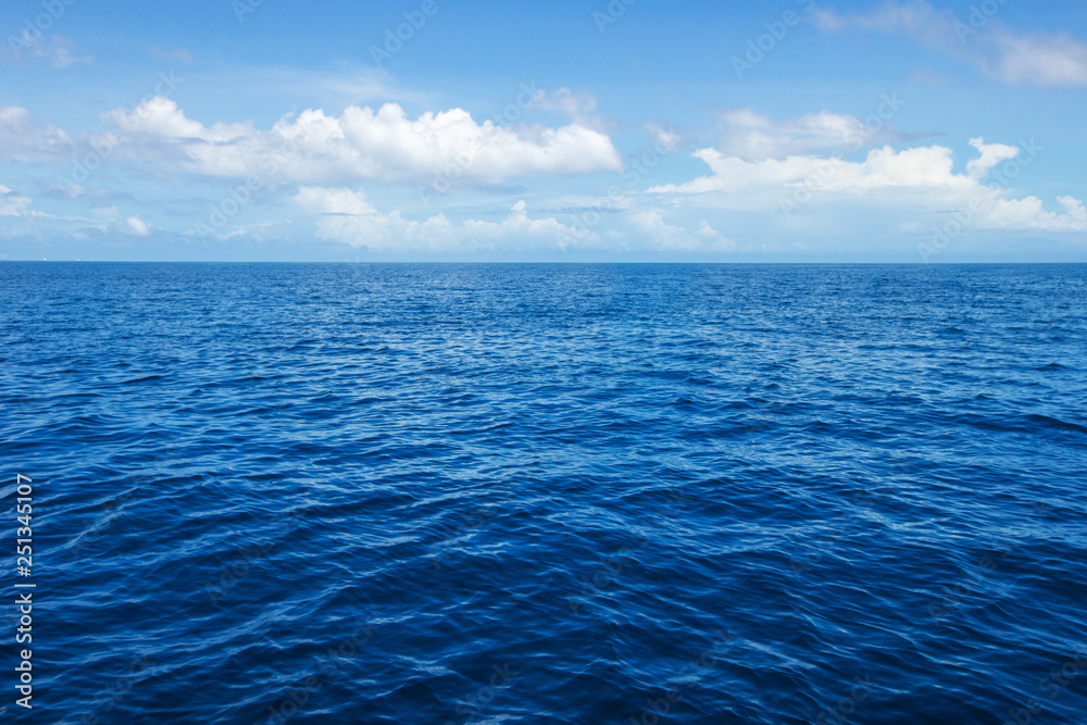 Obraz premium Beautiful sky and blue sea
