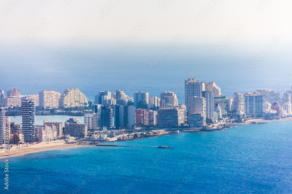 Naklejka premium Panoramiczny widok na zatokę Calpe i Peñón de Ifach z punktu widokowego Morro de Toix