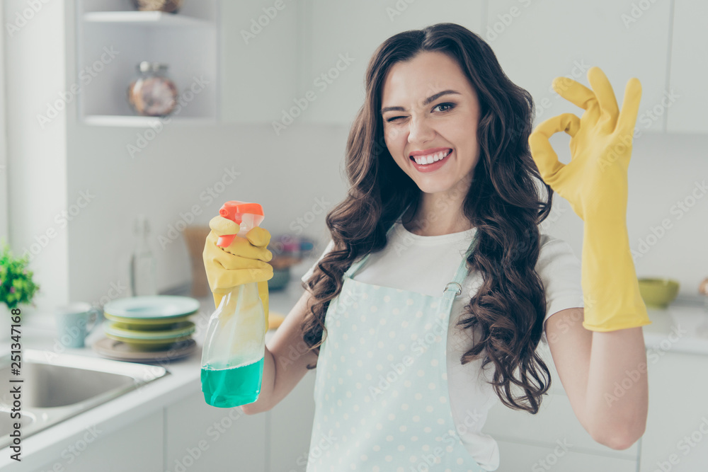 Close up photo cheerful beautiful busy nice duties she her lady house hold okey symbol washing supplies pulverize promo wear jeans denim casual t-shirt covered by cute apron bright light kitchen Close up photo cheerful beautiful busy nice duties she her lady house hold okey symbol washing supplies pulverize promo wear jeans denim casual t-shirt covered by cute apron bright light kitchen