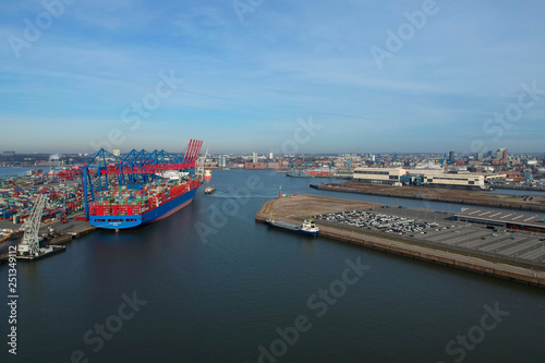 Containerschiff im Hafen Frachtschiff Hafenkran Luftbild