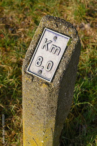 Kilometerangabe beim Kloster-Fahr-Weg, an der Limmat, Zürich, Schweiz