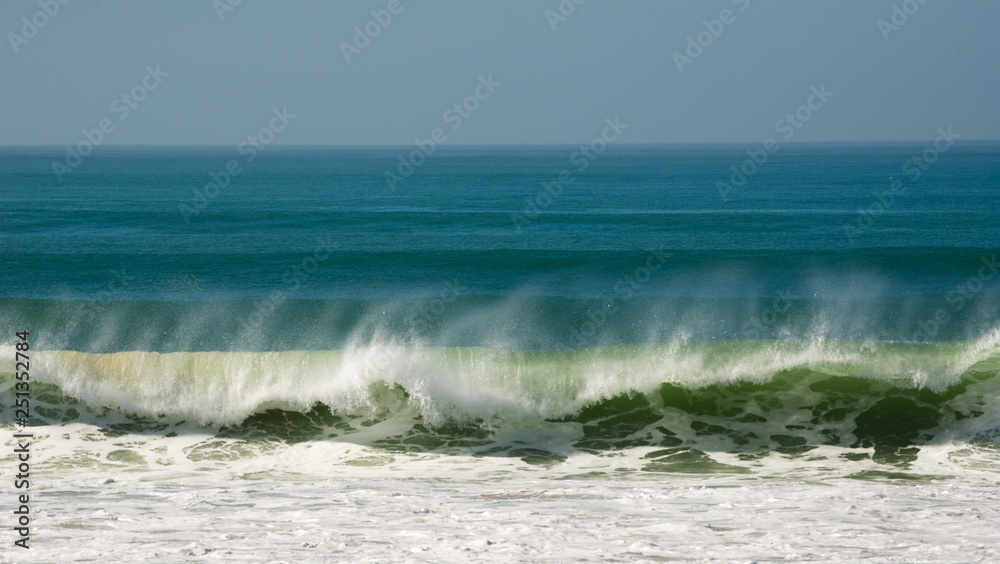 Rebentamento de ondas no mar