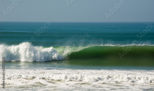 Rebentamento de ondas no mar