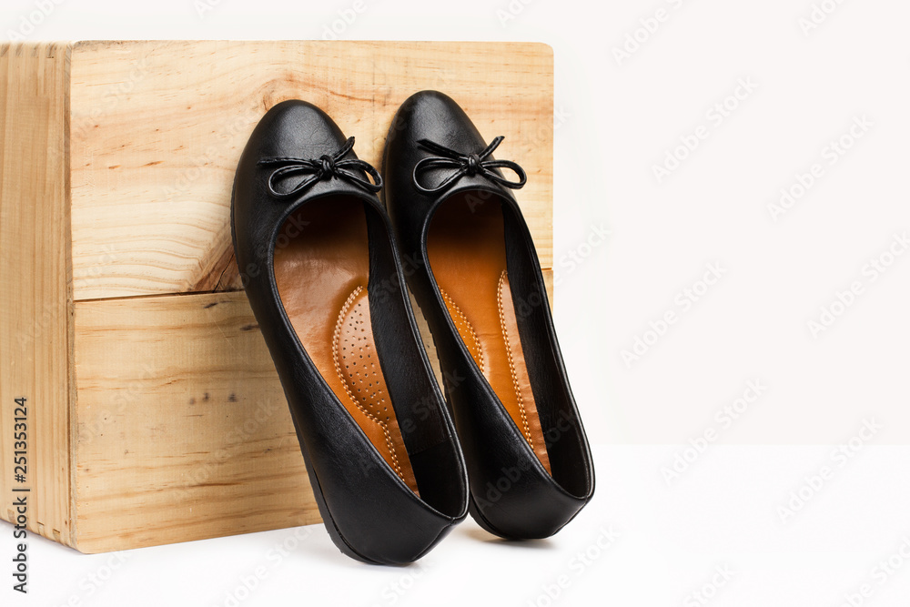 Zapatos negro para mujer taco bajo apoyados sobre caja de madera sobre fondo blanco liso aislado. Vista de frente. Copy space Stock Photo | Adobe Stock