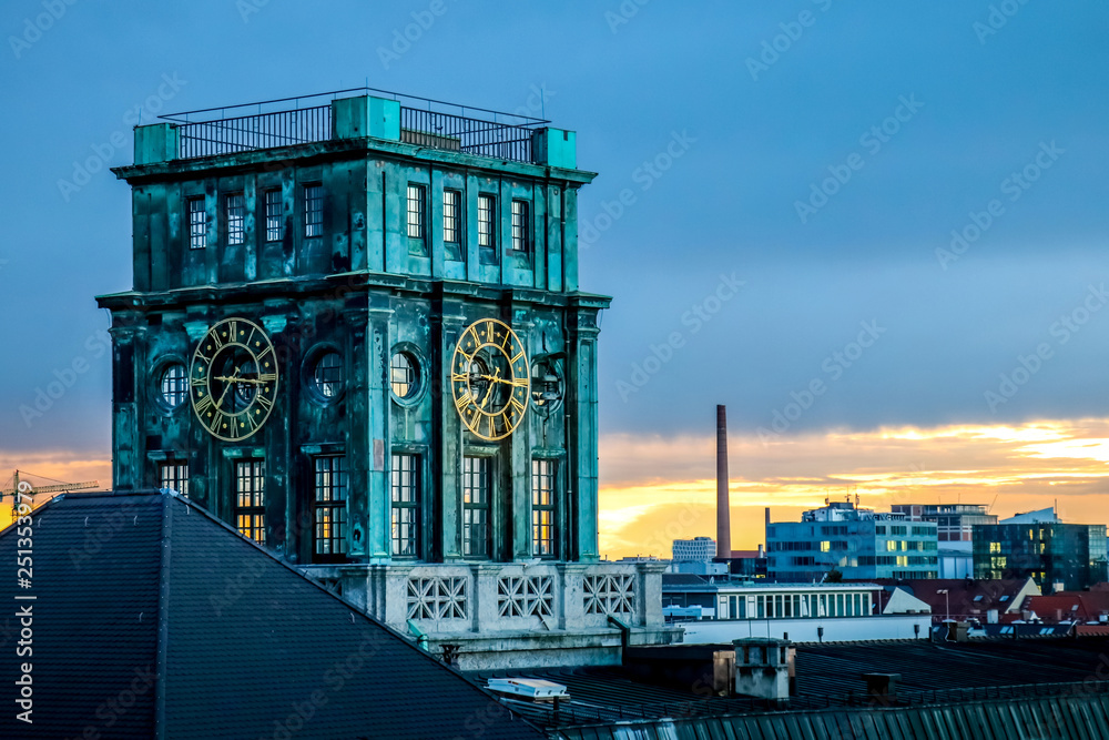 Naklejka premium wieża uniwersytetu monachijskiego w nastroju złotej godziny o zachodzie słońca. TU München