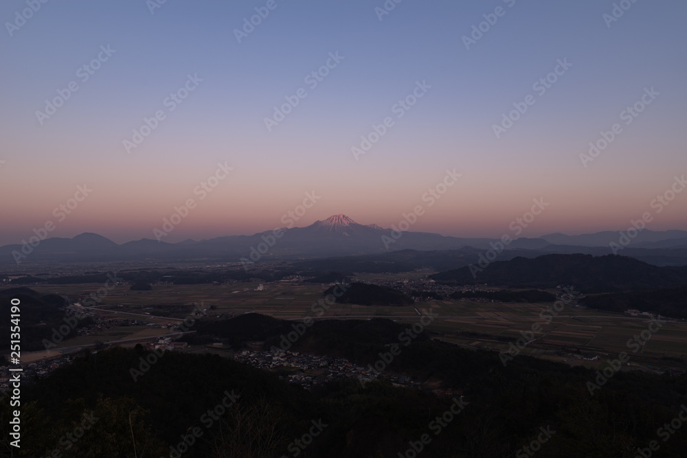 Fototapeta premium 夕焼けの大山