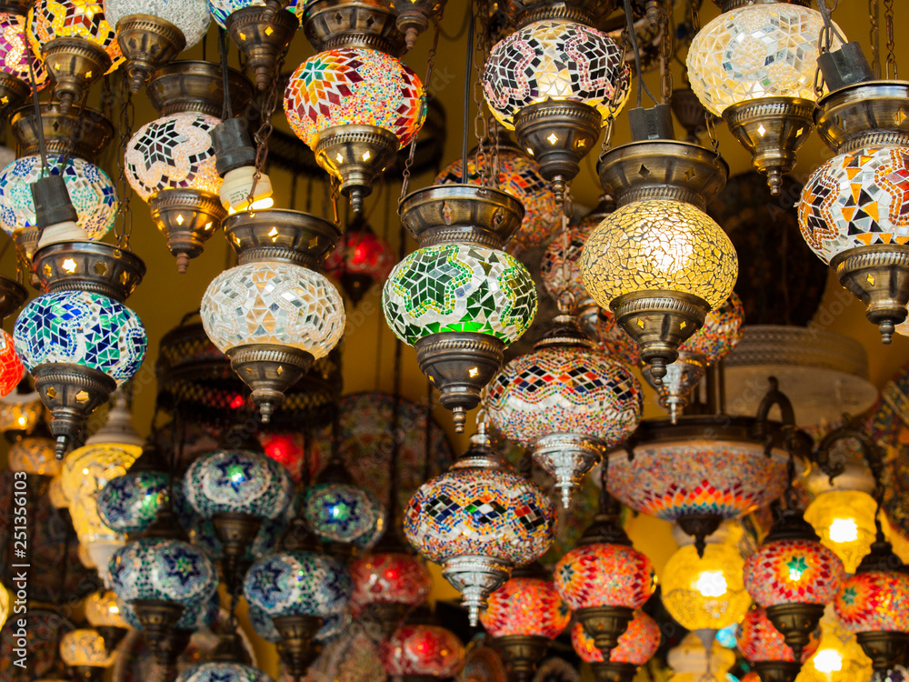Lampen, orientalische Lampen, Orient, Licht, bunt, Hängelampen, buntes Glas, Deckenlampen, Farbe, Mosaik, Traubenform, schön, nostalgisch, Verzierungen, 