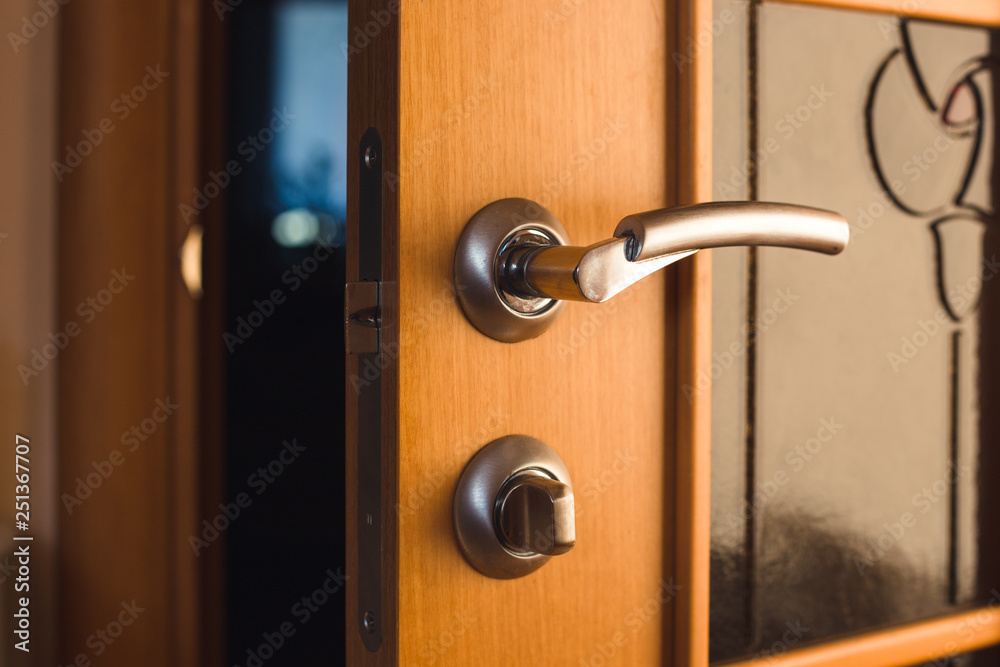 Obraz premium Ajar wooden interior door in the morning light