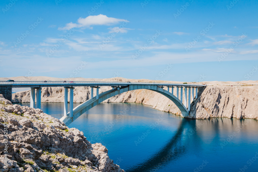 Brücke über die Meerenge zur Halbinsel Pag in Kroatien