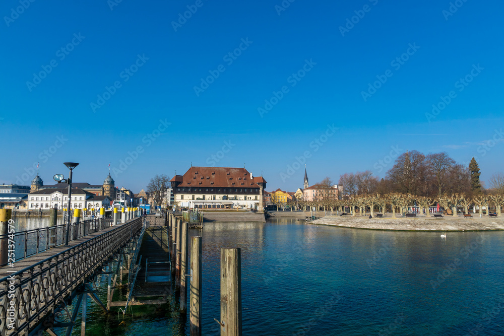 Urlaub Konstanz am schönen Bodensee mit blauen Himmel 