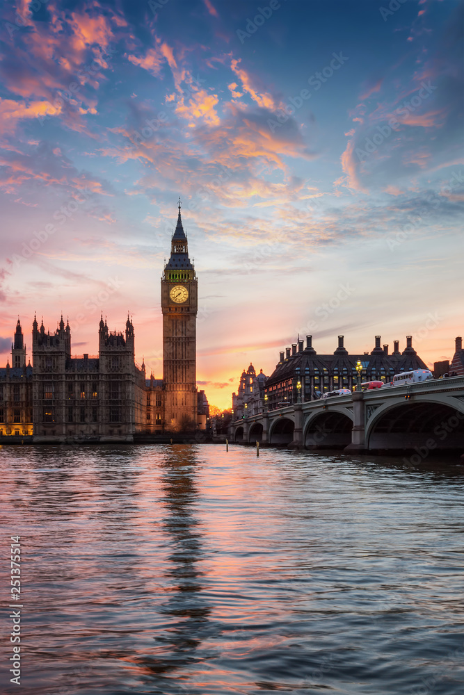 Westminster und der Big Ben an der Themse in London, Großbritannien, bei Sonnenuntergang 