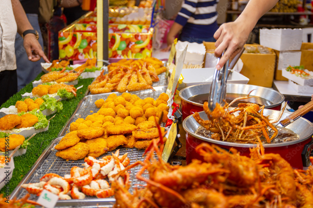 Obraz premium Thai street foods, Thai sea foods style at market Bangkok of Thailand.