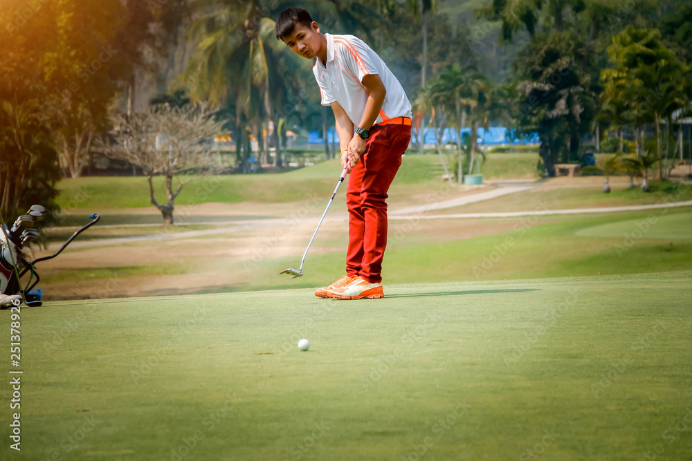 Obraz premium Golfer playing golf in beautiful golf course in the evening golf course with sunshine background.