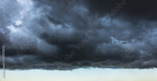 Fotografie, Obraz Dark cloud with a clear edge of the storm cloud, in front of a thundery front, w