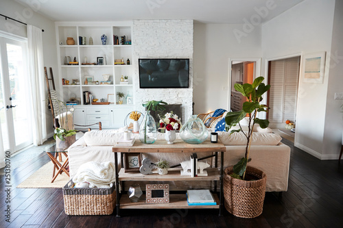 Φωτογραφία A family living room with white walls and dark wood floorboards seen in daylight