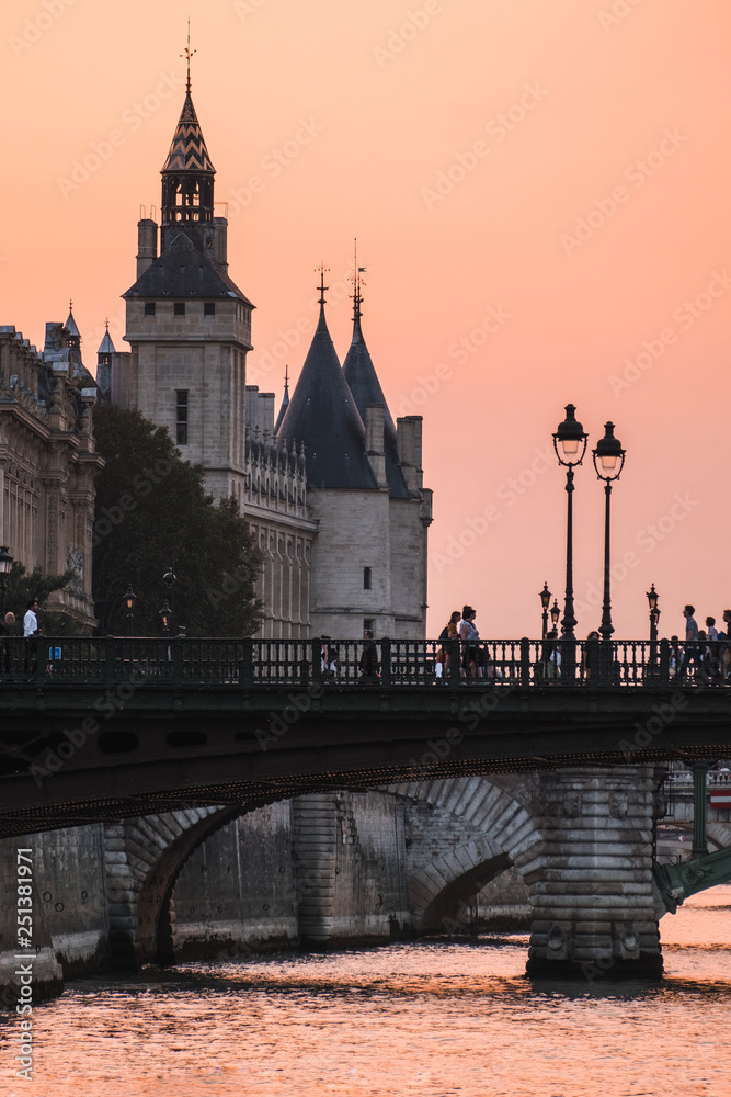 Fototapeta premium Conciergerie and the Bridge