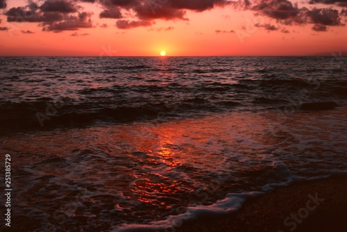 tramonto rosso in mare