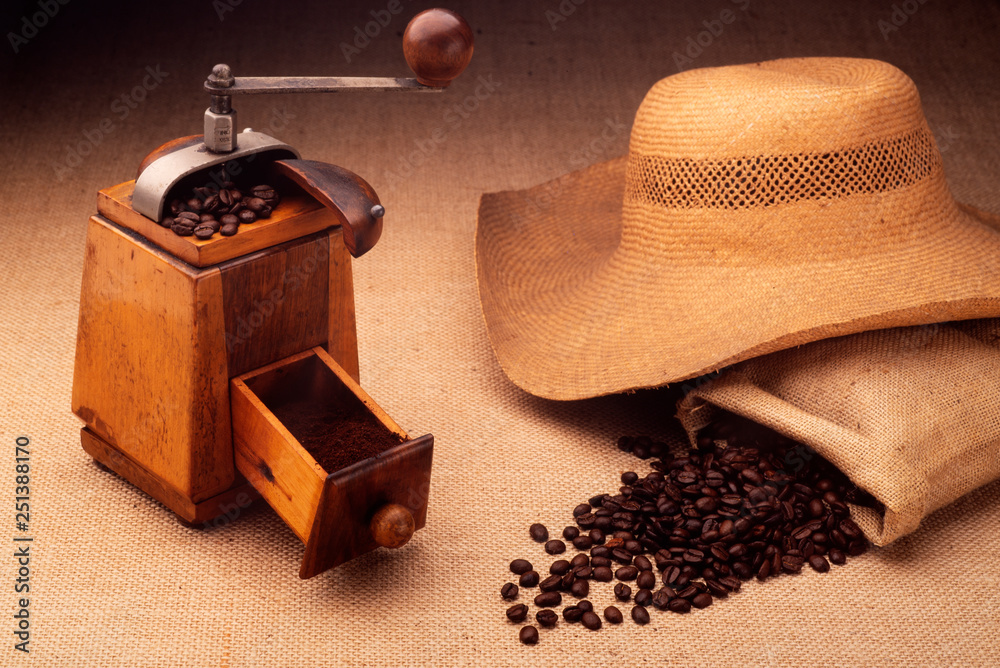macinino di caffe, con sacco e cappello di juta Stock Photo | Adobe Stock